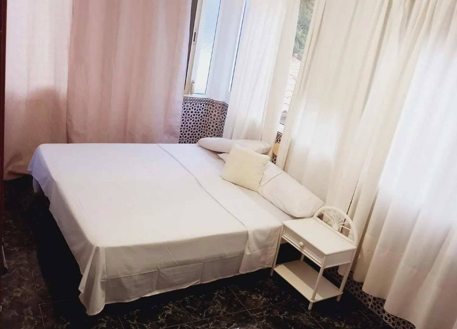 דירות בנאלמדנה Lounge Estrella בית אירוח